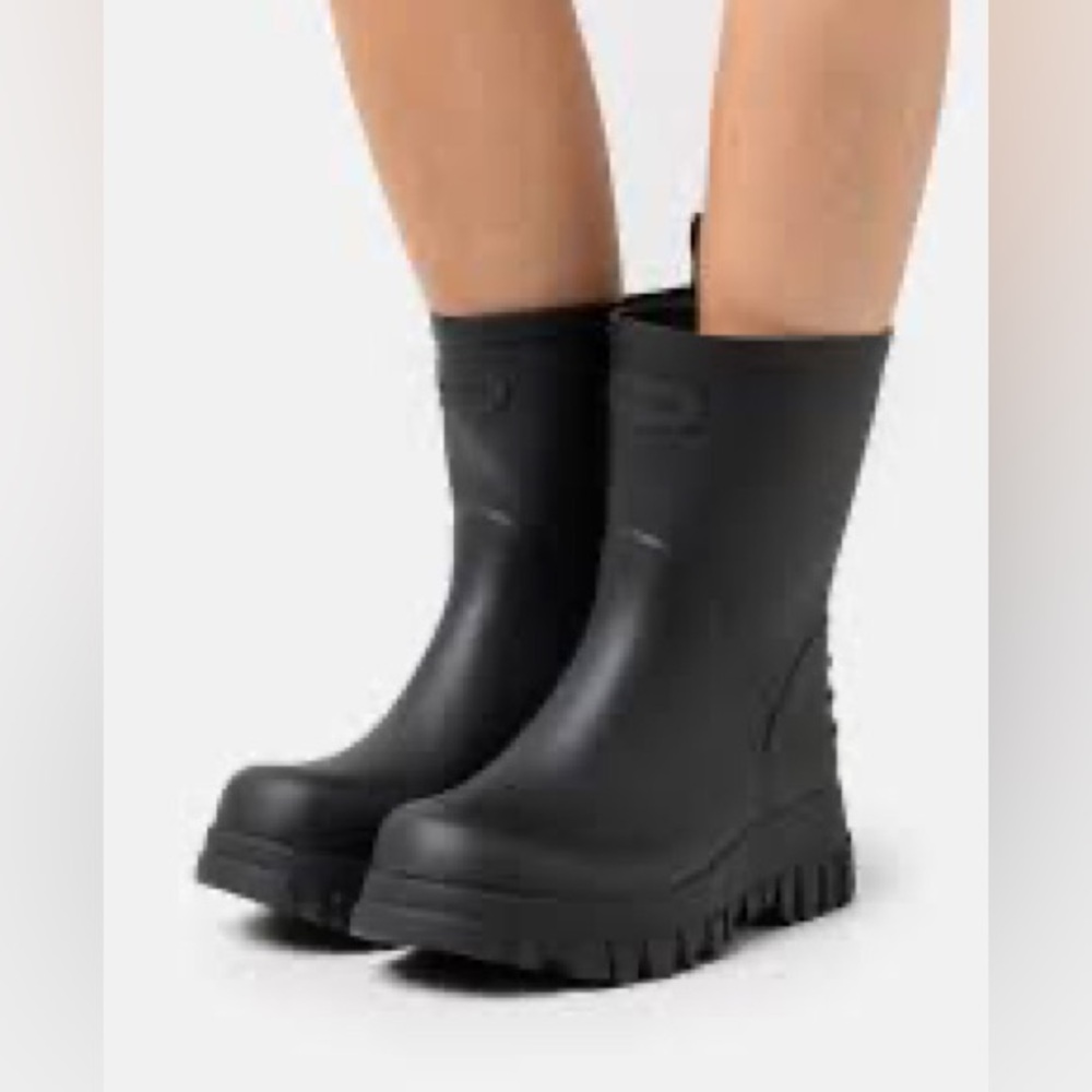 NWT! Holzweiler x Viking Sognsvann Low Rubber Boot. Size 7